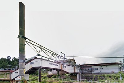 駅舎よりホームがかなり下の方にあります