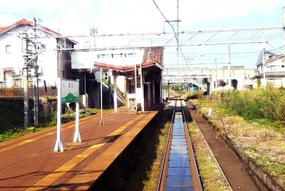 ホームと跨線橋