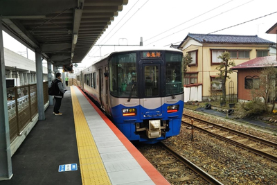ET122形気動車が到着します
