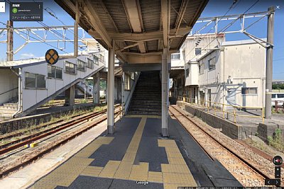 島式ホームは跨線橋で連絡しています
