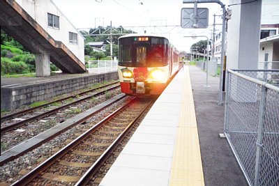 ET122形気動車が到着します