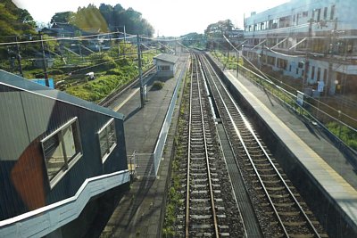 2面3線ですが、左側の線路は乗降できません