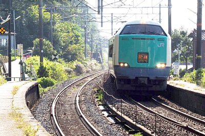 JR時代には特急「北越」485系が走っていました