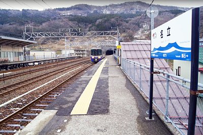 ホームに普通列車が到着します