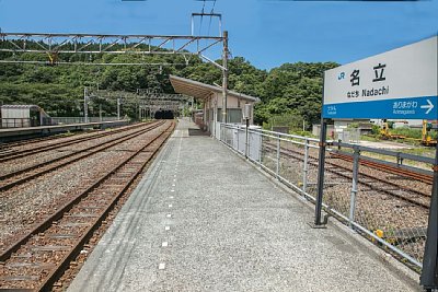 相対式ホームの内側に通過線が2本あります