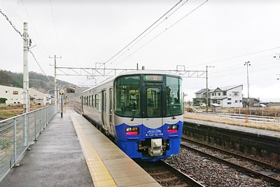 谷浜駅に停車するET122気動車