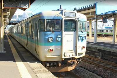 ホームに停車する普通列車