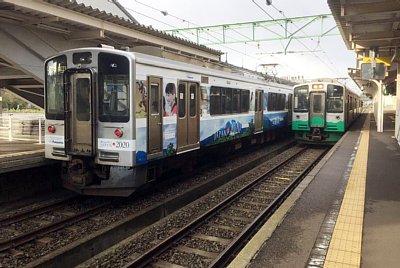ホームに普通列車が停車しています