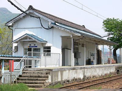 福井方面行きホームから駅舎を見る