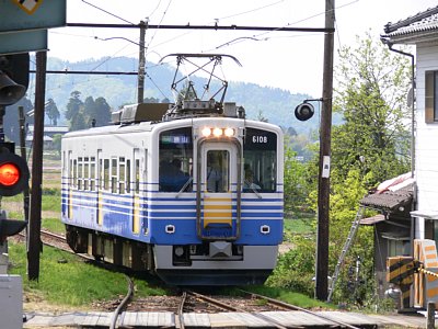 福井方面からMC6109電車が到着します
