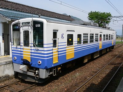 轟駅に停車する６１０４電車