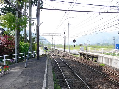 ホームから福井方面を見る