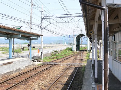相対式ホームをつなぐ踏切には遮断機がない