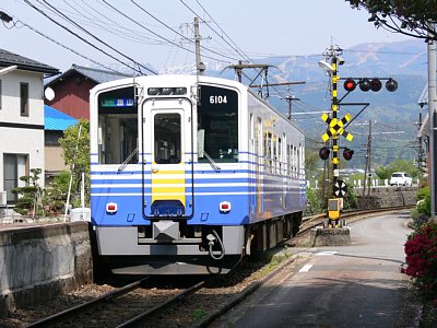 比島駅を発車する６１０４電車