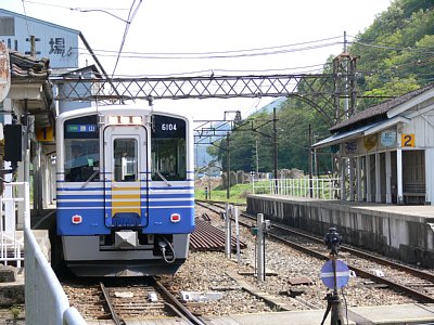 勝山駅に停車する６１０４電車