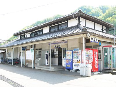 終点の勝山駅駅舎