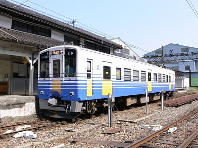 勝山駅に停車するMC6101形電車