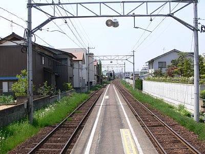 越前開発駅の島式ホームですが・・・狭い