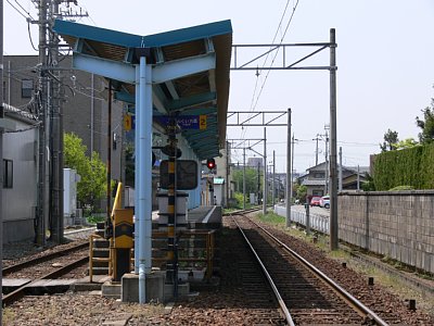 越前新保駅の島式ホーム