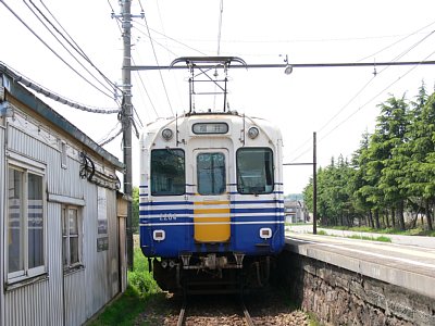 MC2201形電車が停車しています