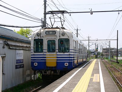 勝山駅に停車する６１０４電車