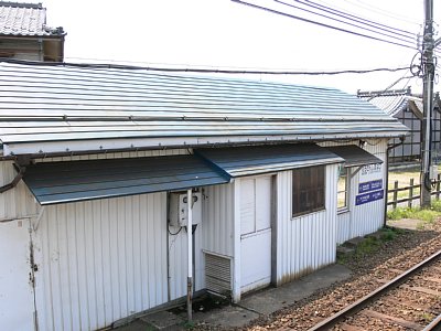 ホームから駅舎を見る