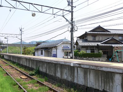 駅舎の反対側からもホームに入れます