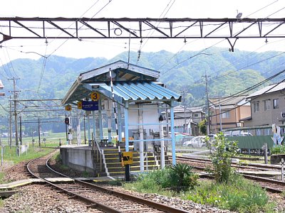 島式ホームは駅舎とバスのりばへ連絡しています