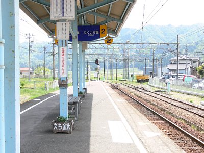 島式ホームから勝山方面を見る