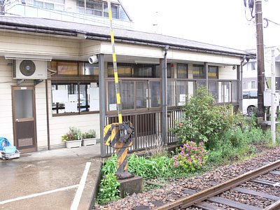 ホームから駅舎への通路
