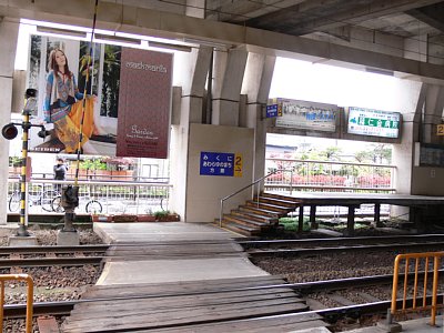 2番ホームへの構内踏切
