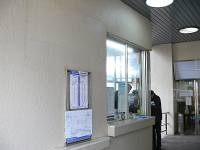 出札窓口と改札口