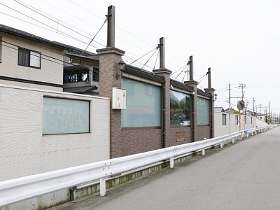 上屋の裏側には駅名が刻んでありました