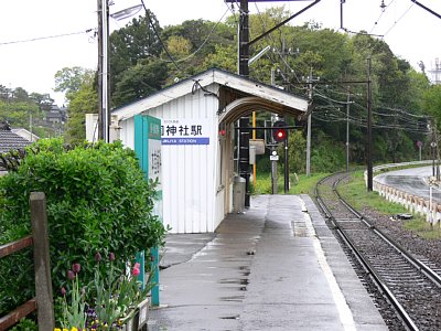 ホームから下り方面を見る