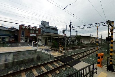 構内踏切には遮断機がある