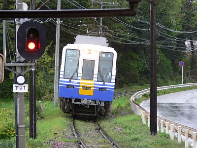 三国神社駅に到着する5001形電車