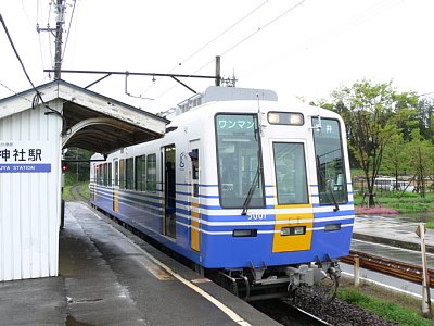 三国神社駅に停車する5001形電車