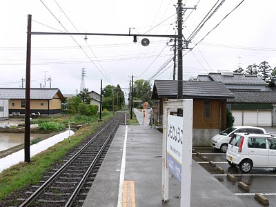 ホームから福井方面を見る