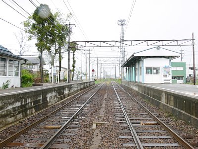 ホーム間の移動は構内踏切を通ります