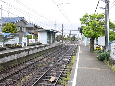 相対式ホームには待合室があります