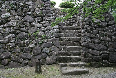 本丸から天守への虎口に当る武者登り