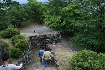 武者登りは狭く急な上に曲がりくねっています