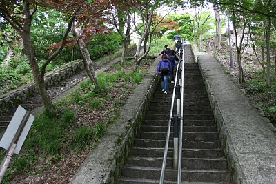 えらく急な階段です