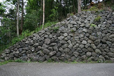 搦手道も上部に来ると石垣も高いものが築かれています