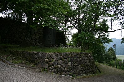 本丸北側の石垣と石碑