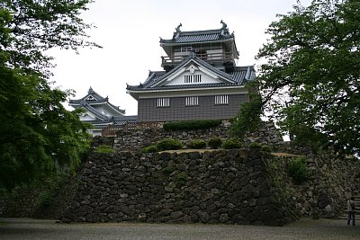 本丸北側の石垣と石碑