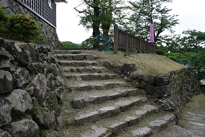 駕籠道が折り返していよいよ天守です