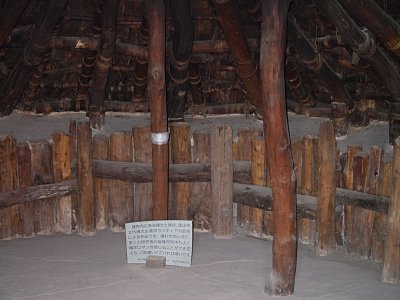 竪穴式住居の内部