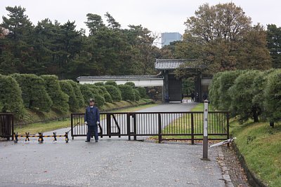 半蔵門はやけに警戒厳重です