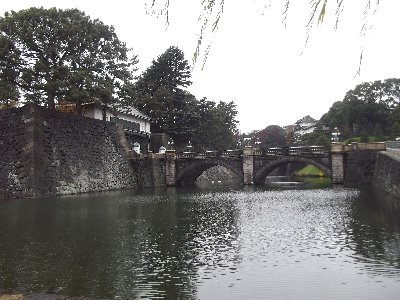 正門石橋と正門